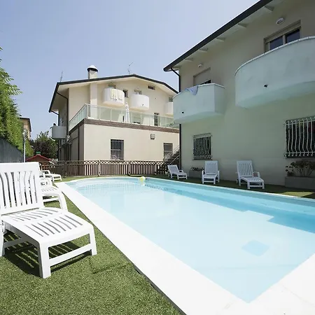 Ξενοδοχείο Monica 3*