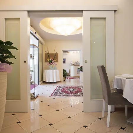 Monica Отель Траглиата