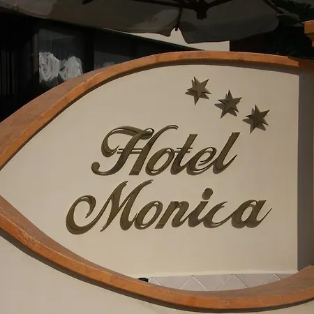 Monica 3*