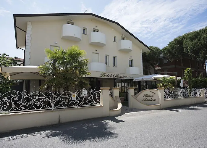 فندق Monica 3*